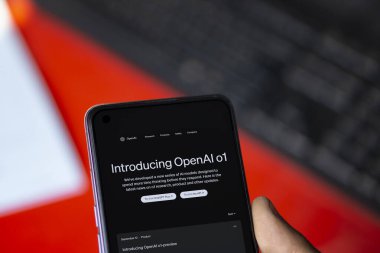 Dhaka, Bangladeş - 13 Sep 2024: OpenAl o1 uygulamasının kullanıldığı bir akıllı telefon ekranı.
