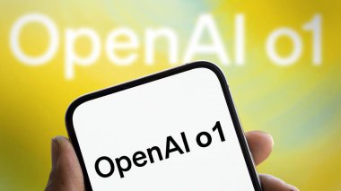 Dhaka, Bangladeş - 13 Sep 2024: OpenAI o1 logosu akıllı telefonda gösteriliyor.