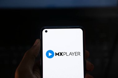 Dhaka, Bangladeş - 14 Sep 2024: MX Player logosu akıllı telefonda sergilenmektedir. MX Player, Hindistan 'da yayınlanan bir video klip.