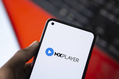 Dhaka, Bangladeş - 14 Sep 2024: MX Player logosu akıllı telefonda sergilenmektedir. MX Player, Hindistan 'da yayınlanan bir video klip.