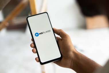 Dhaka, Bangladeş - 14 Sep 2024: MX Player logosu akıllı telefonda sergilenmektedir. MX Player, Hindistan 'da yayınlanan bir video klip.