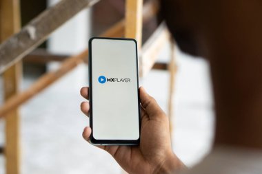 Dhaka, Bangladeş - 14 Sep 2024: MX Player logosu akıllı telefonda sergilenmektedir. MX Player, Hindistan 'da yayınlanan bir video klip.
