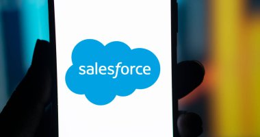 Dhaka, Bangladeş - 14 Sep 2024: Satış Gücü logosu akıllı telefonda sergileniyor.