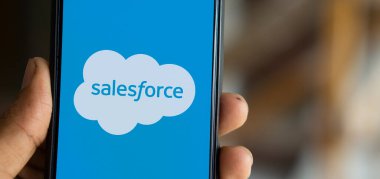 Dhaka, Bangladeş - 14 Sep 2024: Satış Gücü logosu akıllı telefonda sergileniyor.