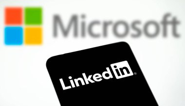 Dhaka, Bangladeş - 14 Sep 2024: Linkedin logosu akıllı telefonda gösteriliyor.