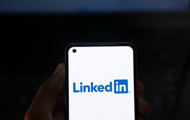 Dhaka, Bangladeş - 14 Sep 2024: Linkedin logosu akıllı telefonda gösteriliyor.