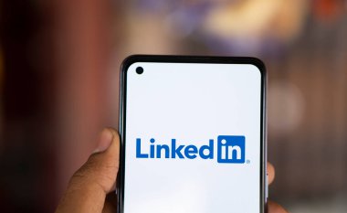 Dhaka, Bangladeş - 14 Sep 2024: Linkedin logosu akıllı telefonda gösteriliyor.