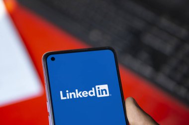 Dhaka, Bangladeş - 14 Sep 2024: Linkedin logosu akıllı telefonda gösteriliyor.