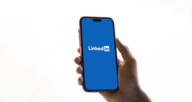 Dhaka, Bangladeş - 14 Sep 2024: Linkedin logosu akıllı telefonda gösteriliyor.