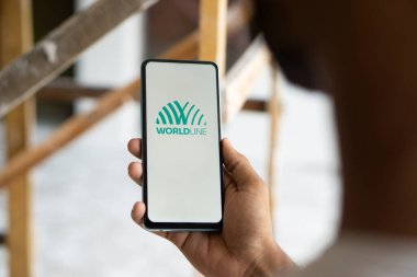 Dhaka, Bangladeş - 15 Sep 2024: Worldline logosu akıllı telefonda gösteriliyor.