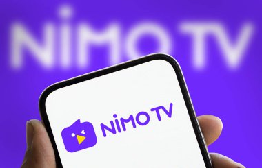 Dhaka, Bangladeş - 15 Sep 2024: Nimo TV logosu akıllı telefonda gösteriliyor. Nimo TV dünyanın en önemli canlı yayın platformlarından biridir..