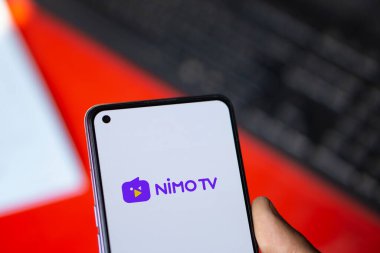 Dhaka, Bangladeş - 15 Sep 2024: Nimo TV logosu akıllı telefonda gösteriliyor. Nimo TV dünyanın en önemli canlı yayın platformlarından biridir..