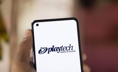 Dhaka, Bangladeş - 16 Sep 2024: Playtech logosu pn akıllı telefonu sergilenmektedir. Playtech plc bir kumar yazılım geliştirme şirketidir..