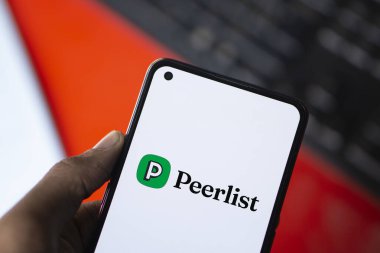 Dhaka, Bangladeş - 16 Sep 2024: Peerlist logosu akıllı telefonda gösteriliyor. Peerlist, çalışma kanıtınızı gösterebileceğiniz profesyonel bir ağdır..