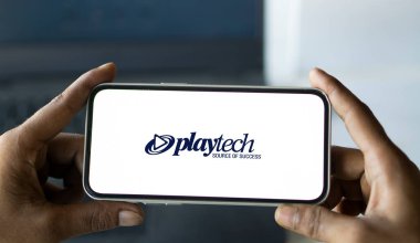 Dhaka, Bangladeş - 16 Sep 2024: Playtech logosu pn akıllı telefonu sergilenmektedir. Playtech plc bir kumar yazılım geliştirme şirketidir..