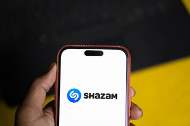 Dhaka, Bangladeş - 18 Sep 2024: Shazam logosu akıllı telefonda sergilenmektedir. Shazam, bir cihazın mikrofonuyla çalınan kısa bir numuneden müziği tanımlayabilir..