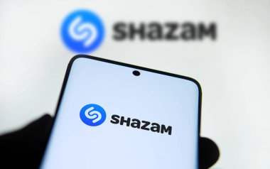 Dhaka, Bangladeş - 18 Sep 2024: Shazam logosu akıllı telefonda sergilenmektedir. Shazam, bir cihazın mikrofonuyla çalınan kısa bir numuneden müziği tanımlayabilir..