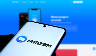 Dhaka, Bangladeş - 18 Sep 2024: Shazam logosu akıllı telefonda sergilenmektedir. Shazam, bir cihazın mikrofonuyla çalınan kısa bir numuneden müziği tanımlayabilir..