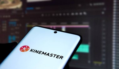 Dhaka, Bangladeş - 18 Sep 2024: Kinemaster logosu akıllı telefonda sergilenmektedir. KineMaster en iyi video düzenleyicisidir.