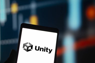 Dhaka, Bangladeş - 18 Sep 2024: Birlik logosu akıllı telefonda gösteriliyor. Unity, Unity Technologies tarafından geliştirilen bir platform oyunu motorudur..