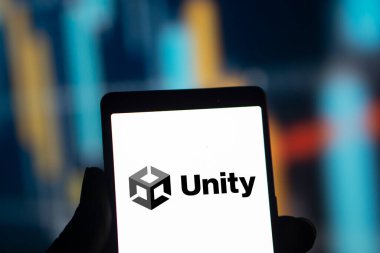 Dhaka, Bangladeş - 18 Sep 2024: Birlik logosu akıllı telefonda gösteriliyor. Unity, Unity Technologies tarafından geliştirilen bir platform oyunu motorudur..