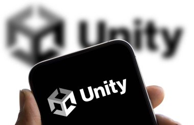 Dhaka, Bangladeş - 18 Sep 2024: Birlik logosu akıllı telefonda gösteriliyor. Unity, Unity Technologies tarafından geliştirilen bir platform oyunu motorudur..