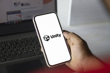 Dhaka, Bangladeş - 18 Sep 2024: Birlik logosu akıllı telefonda gösteriliyor. Unity, Unity Technologies tarafından geliştirilen bir platform oyunu motorudur..