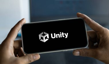 Dhaka, Bangladeş - 18 Sep 2024: Birlik logosu akıllı telefonda gösteriliyor. Unity, Unity Technologies tarafından geliştirilen bir platform oyunu motorudur..