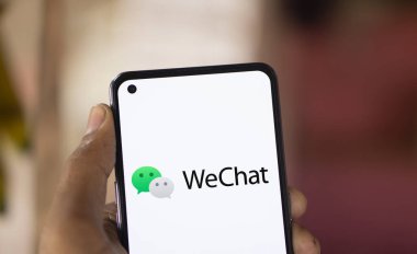 Dhaka, Bangladeş - 18 Sep 2024: WeChat logosu akıllı telefonda gösteriliyor.