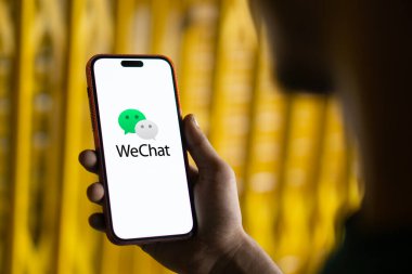 Dhaka, Bangladeş - 18 Sep 2024: WeChat logosu akıllı telefonda gösteriliyor.