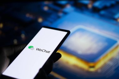 Dhaka, Bangladeş - 18 Sep 2024: WeChat logosu akıllı telefonda gösteriliyor.