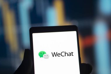 Dhaka, Bangladeş - 18 Sep 2024: WeChat logosu akıllı telefonda gösteriliyor.