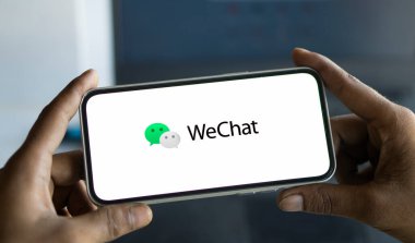 Dhaka, Bangladeş - 18 Sep 2024: WeChat logosu akıllı telefonda gösteriliyor.