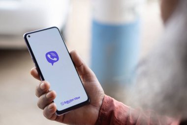 Dhaka, Bangladeş - 19 Sep 2024: Viber logosu akıllı telefonda sergilenmektedir. Viber, ya da Rakuten Viber, anlık mesajlaşma yazılımıdır..