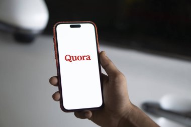 Dhaka, Bangladeş - 19 Sep 2024: Quora logosu akıllı telefonda sergilenmektedir. Quora sosyal bir soru ve cevap web sitesi.