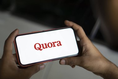 Dhaka, Bangladeş - 19 Sep 2024: Quora logosu akıllı telefonda sergilenmektedir. Quora sosyal bir soru ve cevap web sitesi.