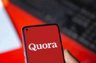 Dhaka, Bangladeş - 19 Sep 2024: Quora logosu akıllı telefonda sergilenmektedir. Quora sosyal bir soru ve cevap web sitesi.