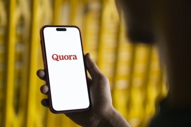 Dhaka, Bangladeş - 19 Sep 2024: Quora logosu akıllı telefonda sergilenmektedir. Quora sosyal bir soru ve cevap web sitesi.