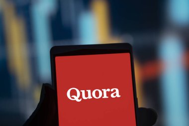 Dhaka, Bangladeş - 19 Sep 2024: Quora logosu akıllı telefonda sergilenmektedir. Quora sosyal bir soru ve cevap web sitesi.
