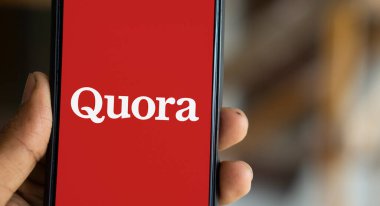 Dhaka, Bangladeş - 19 Sep 2024: Quora logosu akıllı telefonda sergilenmektedir. Quora sosyal bir soru ve cevap web sitesi.