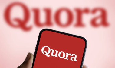 Dhaka, Bangladeş - 19 Sep 2024: Quora logosu akıllı telefonda sergilenmektedir. Quora sosyal bir soru ve cevap web sitesi.