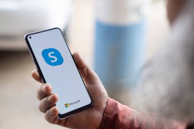 Dhaka, Bangladeş - 19 Sep 2024: Microsoft Skype logosu akıllı telefonda gösteriliyor.