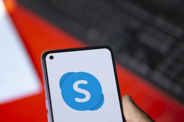 Dhaka, Bangladeş - 19 Sep 2024: Microsoft Skype logosu akıllı telefonda gösteriliyor.