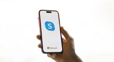 Dhaka, Bangladeş - 19 Sep 2024: Microsoft Skype logosu akıllı telefonda gösteriliyor.