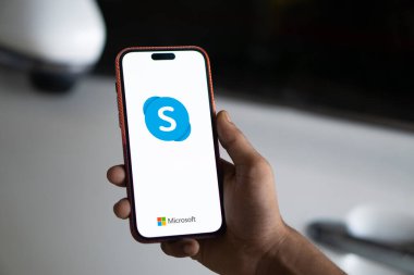 Dhaka, Bangladeş - 19 Sep 2024: Microsoft Skype logosu akıllı telefonda gösteriliyor.