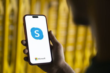 Dhaka, Bangladeş - 19 Sep 2024: Microsoft Skype logosu akıllı telefonda gösteriliyor.