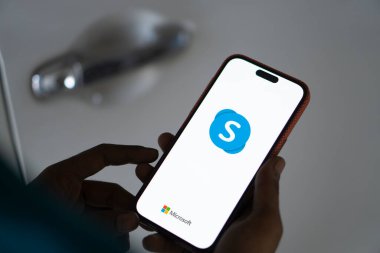 Dhaka, Bangladeş - 19 Sep 2024: Microsoft Skype logosu akıllı telefonda gösteriliyor.