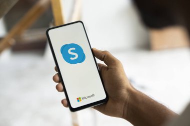 Dhaka, Bangladeş - 19 Sep 2024: Microsoft Skype logosu akıllı telefonda gösteriliyor.