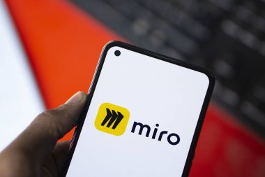 Dhaka, Bangladeş - 19 Sep 2024: Miro logosu akıllı telefonda sergilenmektedir. Miro proje ve tasarım için işbirlikçi bir çalışma alanıdır..