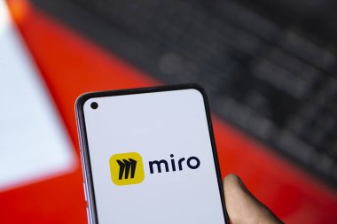 Dhaka, Bangladeş - 19 Sep 2024: Miro logosu akıllı telefonda sergilenmektedir. Miro proje ve tasarım için işbirlikçi bir çalışma alanıdır..